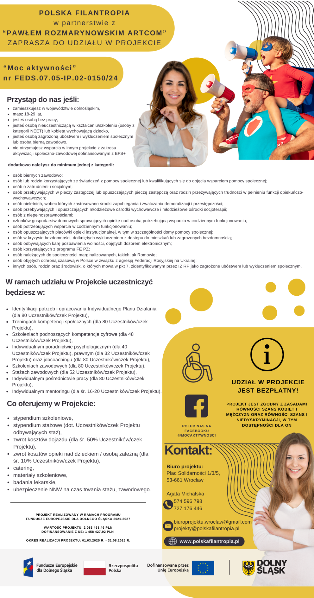 Młoda kobieta stoi ze skrzyżowanymi rękami i uśmiecha się. W jednej ręce trzyma okulary Obok mężczyzna z brodą trzyma siedzące mu na ramionach dziecko. Mężczyzna i dziecko mają maski na oczach i peleryny na plecach, przebrani są za super bohaterów. W dłoni mężczyzna i dziecko trzymają megafony, do których coś mówią.