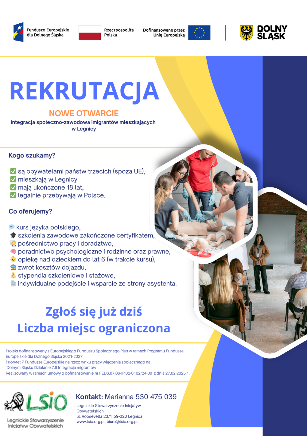 Na plakacie umieszczone są informacje dotyczące projektu Nowe Otwarcie. Na zdjęciu młodzi ludzie siedzą na podłodze i pochylają się w kierunku manekina do nauki resuscytacji. Na drugim zdjęciu ludzie siedzą w sali na krzesłach i słuchają mężczyzny, który prowadzi szkolenie.